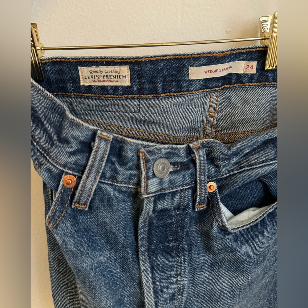 Levi’s Wedgie Icon Fit Medium Wash Distressed Cropped High-Rise Jeans - Picture 6 of 10